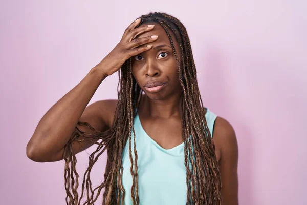 站在粉红背景上的非洲裔美国妇女担心并强调说 她的额头上有个问题 既紧张又焦虑 — 图库照片
