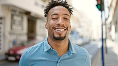 Afro-Amerikan adam gülümsüyor. Kendine güveniyor.