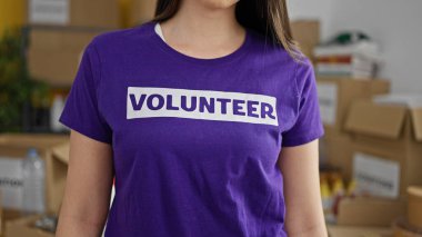 Yardım merkezinde gönüllü üniforma giyen güzel İspanyol bir kadın.