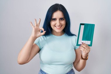 Mavi saçlı genç modern kız. Yeni şoför için imza atıyorum. Parmaklarımla imzalıyorum. 