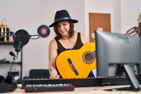 Mujer Mediana Edad Músico Componiendo Canción Tocando Guitarra Clásica Estudio —  Fotos de Stock