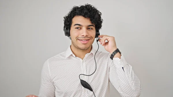 Νεαρός Λατίνος Επιχειρηματίας Φορώντας Ακουστικά Μιλώντας Απομονωμένο Λευκό Φόντο — Φωτογραφία Αρχείου