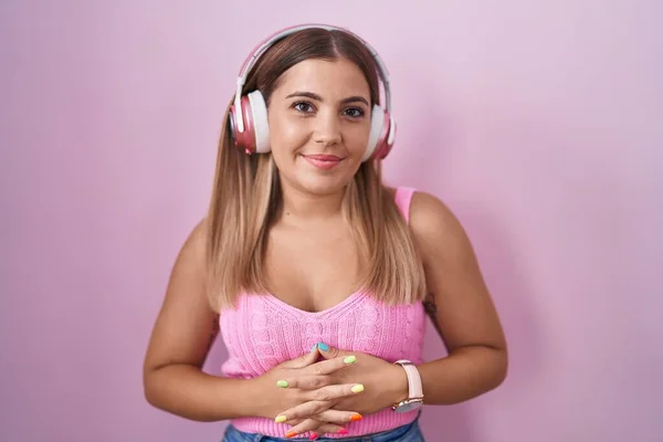 Mujer Rubia Joven Escuchando Música Usando Auriculares Con Las Manos — Foto de Stock