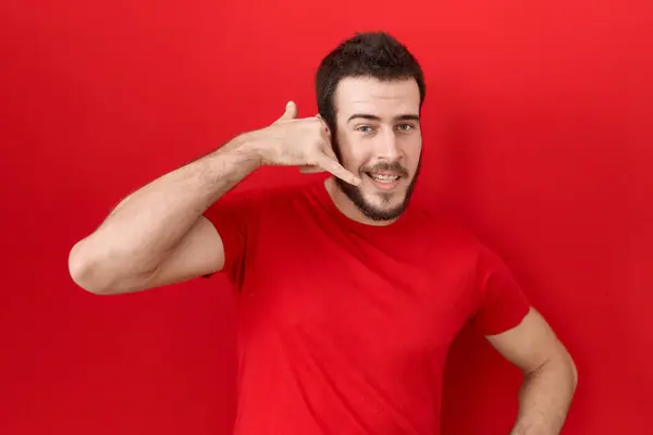 Joven Hombre Hispano Con Camiseta Roja Casual Sonriendo Haciendo Gesto — Foto de Stock