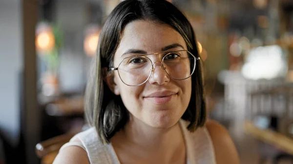 Νεαρή Όμορφη Ισπανίδα Που Χαμογελάει Καθισμένη Στο Τραπέζι Του Εστιατορίου — Φωτογραφία Αρχείου
