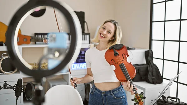 Joven Mujer Rubia Músico Teniendo Videollamada Tocando Violín Estudio Música —  Fotos de Stock