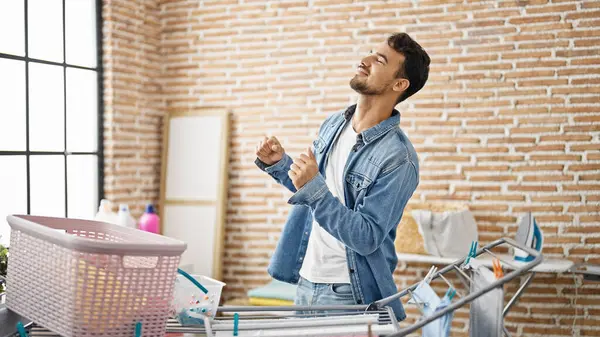 Genç Spanyol Adam Gülümsüyor Çamaşır Odasında Çamaşır Ipine Kendini Asmış — Stok fotoğraf