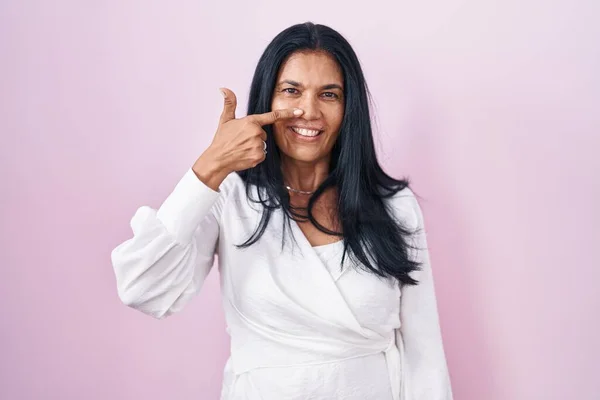 Mujer Hispana Madura Pie Sobre Fondo Rosa Señalando Con Dedo —  Fotos de Stock