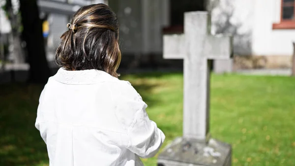 Красивая Молодая Испаноязычная Женщина Молящаяся Оплакивающая Надгробие Кладбище — стоковое фото
