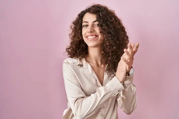 Hispanic Woman Curly Hair Standing Pink Background Clapping Applauding Happy — Stock Photo, Image