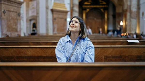 Νεαρή Όμορφη Ισπανίδα Που Κάθεται Ένα Παγκάκι Της Εκκλησίας Στην — Φωτογραφία Αρχείου