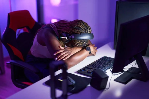 アフリカ系アメリカ人の女性のストリーマーゲームルームでコンピュータを使用して強調 — ストック写真
