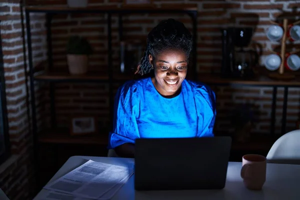 Afroamerykanka Kobieta Biznes Pracownik Pomocą Laptopa Pracy Domu — Zdjęcie stockowe