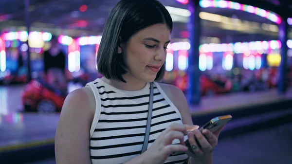 Ung Vacker Latinamerikansk Kvinna Ler Glad Med Smartphone Prater Vienna — Stockfoto