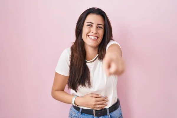 Young Brunette Woman Standing Pink Background Laughing You Pointing Finger — Stock Photo, Image