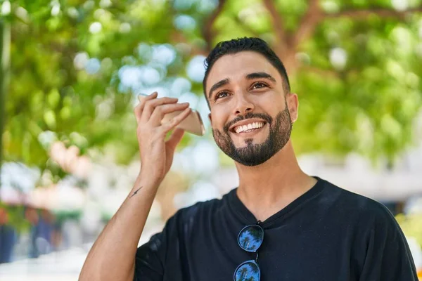 Fiatal Arab Férfi Miling Magabiztos Hallgatás Audio Üzenet Okostelefon Parkban — Stock Fotó
