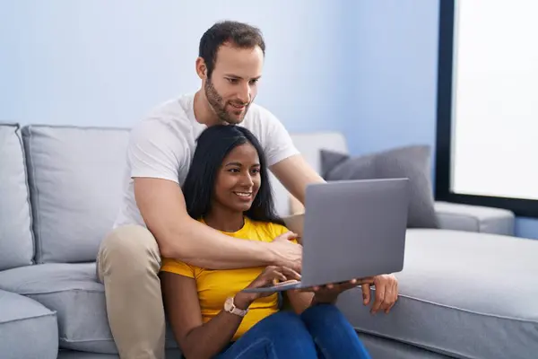 Man Woman Interracial Couple Using Laptop Home — Stockfoto