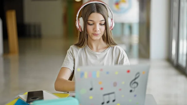Młoda Piękna Studentka Korzystająca Laptopa Słuchawek Studiujących Bibliotece — Zdjęcie stockowe