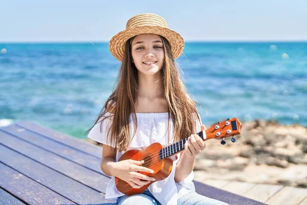 Bedårande Flicka Turist Ler Säker Spelar Ukulele Vid Havet — Stockfoto