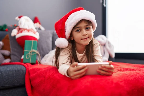 Sevimli Spanyol Kız Akıllı Telefondan Video Izleyip Evdeki Noel Süslemeleriyle — Stok fotoğraf