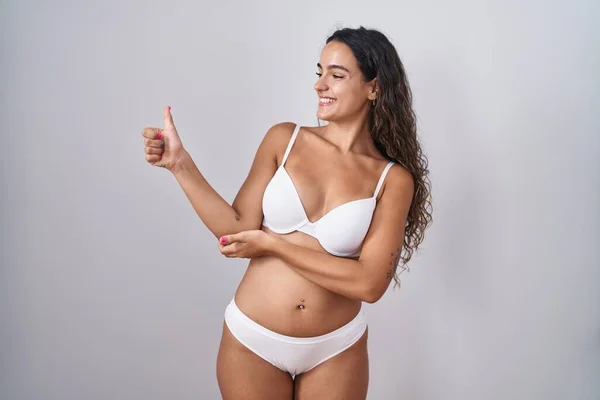 Ung Latinamerikansk Kvinna Klädd Vita Underkläder Ser Stolt Leende Gör — Stockfoto