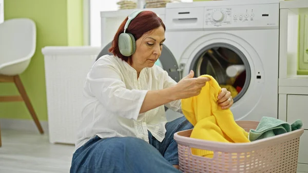 Μεσήλικη Γυναίκα Που Ακούει Μουσική Πλένει Ρούχα Στο Πλυσταριό — Φωτογραφία Αρχείου