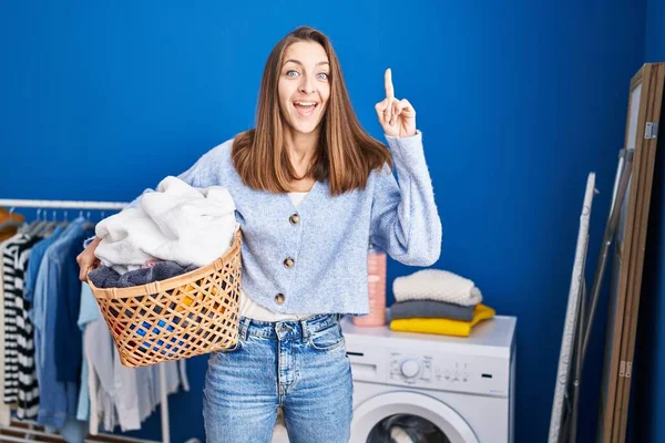 Ung Kvinna Som Håller Tvättkorg Överraskad Med Idé Eller Fråga — Stockfoto