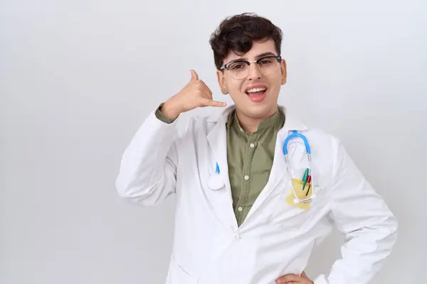 Joven Hombre Binario Vistiendo Uniforme Médico Estetoscopio Sonriendo Haciendo Gesto — Foto de Stock