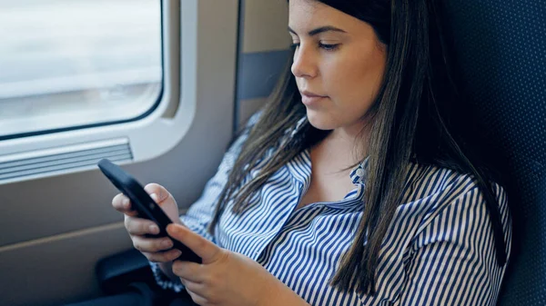 Ung Vacker Latinamerikansk Kvinna Med Smartphone Sitter Inne Tåg Vagn — Stockfoto