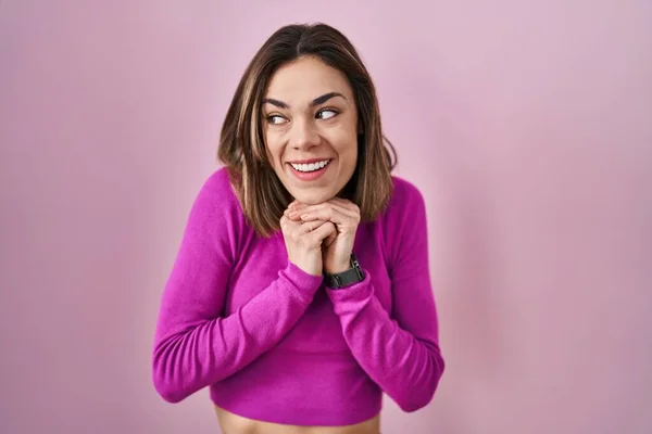 Hispanische Frau Die Vor Rosa Hintergrund Steht Lacht Nervös Und — Stockfoto