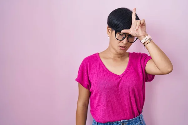 Jonge Aziatische Vrouw Met Kort Haar Staan Roze Achtergrond Maken — Stockfoto