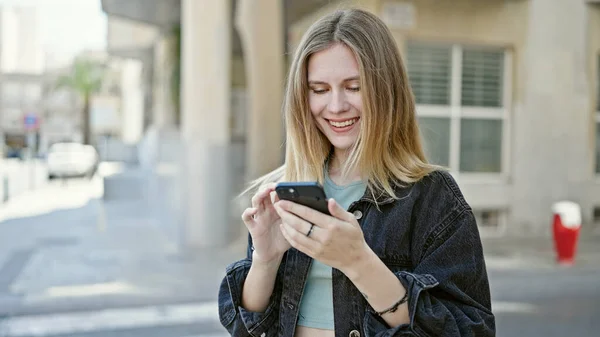 Fiatal Szőke Használ Smartphone Mosolyog Utcán — Stock Fotó