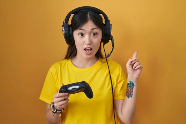 Chinesische Junge Frau Spielt Videospiel Mit Controller Überrascht Zeigt Mit — Stockfoto