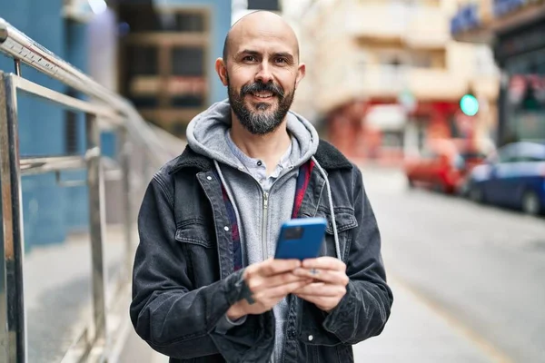Joven Calvo Sonriendo Confiado Usando Smartphone Calle — Foto de Stock
