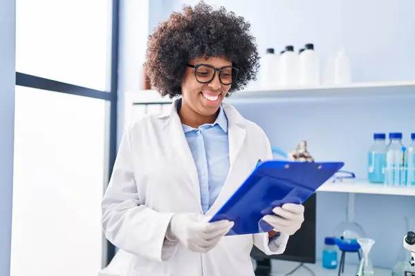 Científica Afroamericana Sonriendo Confiada Lectura Documento Laboratorio —  Fotos de Stock