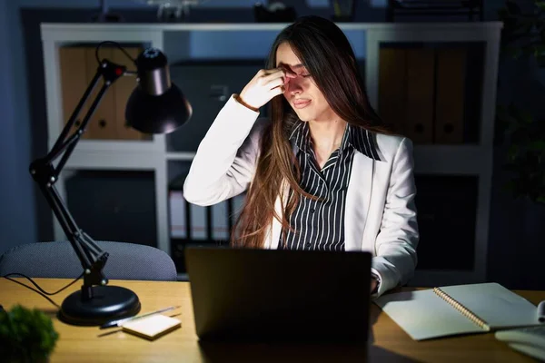 Young Brunette Woman Working Office Night Laptop Tired Rubbing Nose — Stock Photo, Image