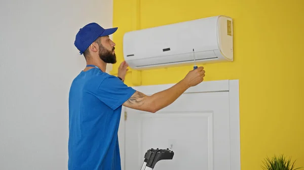 Junger Spanischer Mann Repariert Klimaanlage Die Hause Auf Leiter Steht — Stockfoto