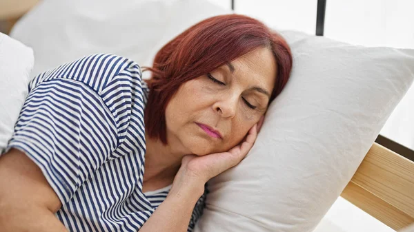 Orta Yaşlı Bir Kadın Yatakta Uzanıyor Yatak Odasında Uyuyor — Stok fotoğraf