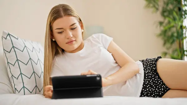 Mujer Rubia Joven Usando Touchpad Acostado Cama Dormitorio — Foto de Stock