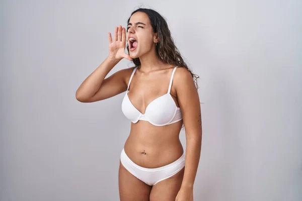 Ung Latinamerikansk Kvinna Vita Underkläder Skriker Och Skriker Högt Sidan — Stockfoto