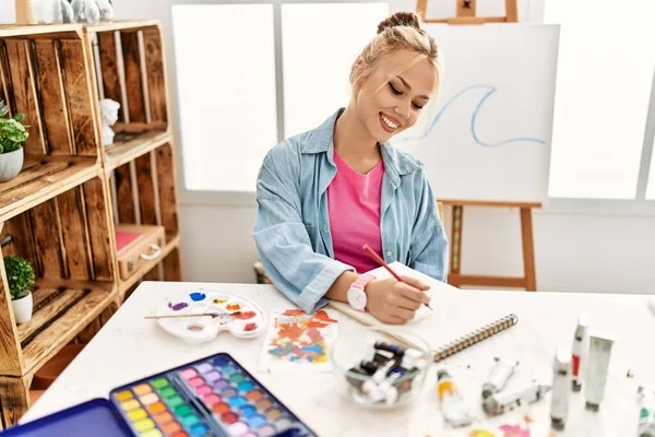 Beyaz Kadın Ressam Sanat Stüdyosunda Kendine Güvenen Çizimler Yapıyor — Stok fotoğraf
