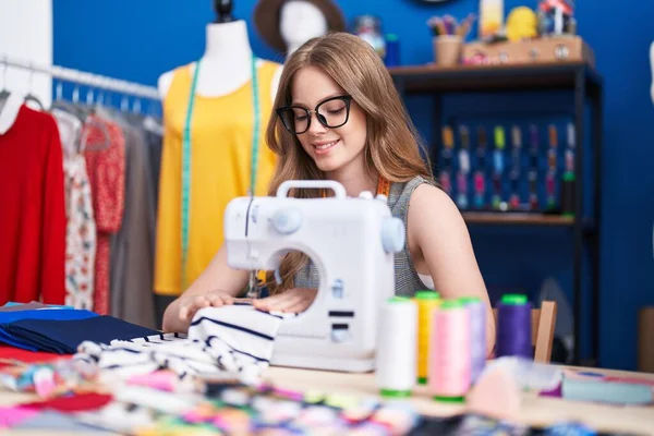 服装厂的女裁缝笑着自信地使用缝纫机 — 图库照片