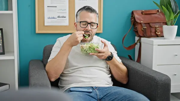 Hombre Pelo Gris Trabajador Negocios Comiendo Ensalada Oficina —  Fotos de Stock