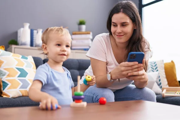 Matka Syn Pomocí Smartphonu Hraní Doma — Stock fotografie