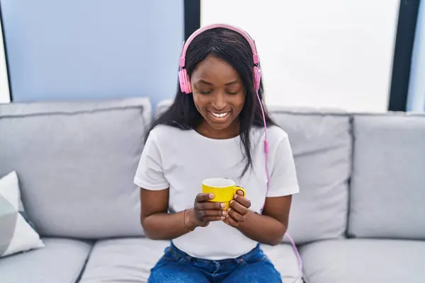 Молодая Африканская Американка Слушает Музыку Пьет Кофе Дома — стоковое фото