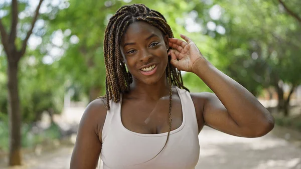 Afrikaans Amerikaanse Vrouw Glimlachen Zelfverzekerd Kammen Haar Met Hand Park — Stockfoto