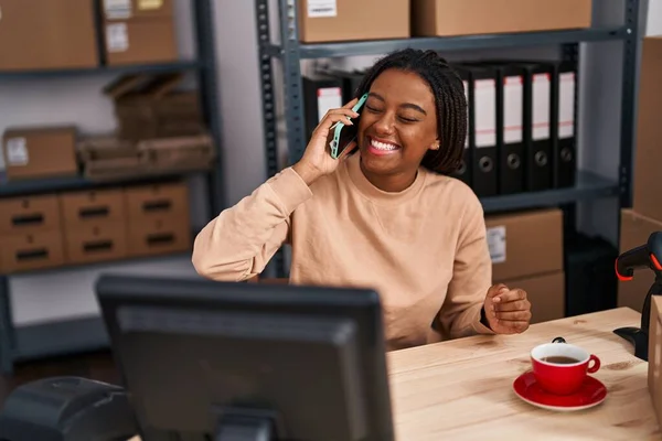 아프리카 미국인 생태계 사업가 사무실에서 일하는 스마트폰으로 얘기하는 — 스톡 사진