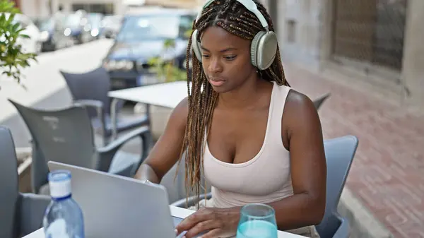 Mujer Afroamericana Usando Laptop Auriculares Sentados Mesa Terraza Cafetería — Foto de Stock