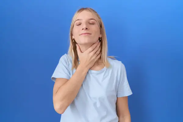 痛みを伴う首に触れるカジュアルな青いTシャツを身に着けている若い白人女性 インフルエンザ クロッド 感染症の喉を痛めます — ストック写真