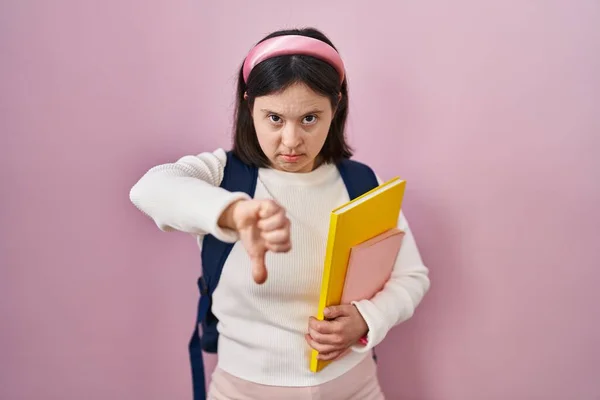 Mulher Com Síndrome Usando Mochila Estudantil Segurando Livros Que Parecem — Fotografia de Stock